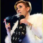Miley Cyrus mặc hở hang, phì phèo cần sa trên sân khấu