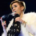 Miley Cyrus bị "sờ gáy" vì hút thuốc trên sân khấu