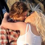 Britney ôm hôn đắm đuối trai trẻ trên mái nhà