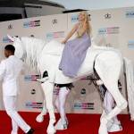 Lady Gaga cưỡi ngựa... người trên thảm đỏ AMA