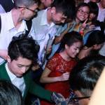 Hoàng Thùy Linh, Phạm Quỳnh Anh bị fan "vây" kín hơn 30 phút