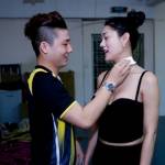 Lâm Chi Khanh được chồng chăm sóc sau cánh gà