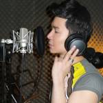 Nathan Lee say sưa thu ca khúc nhạc Hàn
