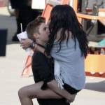 Selena 'nhảy bổ' lên người Justin Bieber