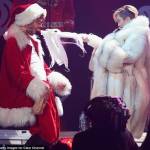 Miley Cyrus lại tiếp tục "ve vãn" ông già Noel