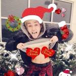 Miley Cyrus thả rông ngực đón Giáng sinh