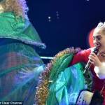 Tha ông già Noel, Miley Cyrus "giở trò" với tuần lộc, cây thông