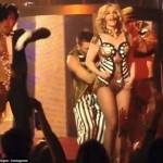 Vũ công nam giải cứu Britney khỏi tai nạn lộ hàng trên sân khấu