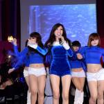 Trang Pháp "khoe chân" bên cạnh dàn vũ công nữ sexy