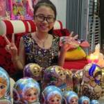 Phương Mỹ Chi cười tít mắt khi được fan tặng bộ sưu tập búp bê