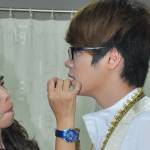 Bùi Anh Tuấn được tô son, điểm phấn trong hậu trường