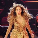 J. Lo khoe 3 vòng chuẩn với đồ bó sát