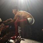 Justin Bieber mặc quần short trắng, đi boots đỏ trên sân khấu?