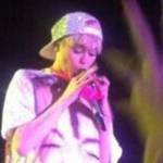 Miley gây sốc khi cho underwear của fan vào mồm