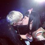 Miley Cyrus thản nhiên khóa môi đàn chị Katy Perry