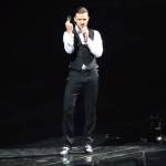 Justin Timberlake giơ "ngón tay thối" với fan trong concert