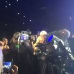 Miley hôn fan nữ đắm đuối trong concert