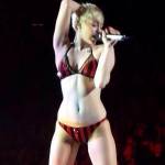 Miley Cyrus mặc nội y biểu diễn vì không kịp thay đồ