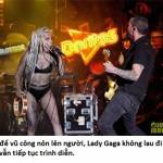 Lady Gaga để vũ công nôn lên người trên sân khấu