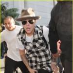 Justin Bieber hoảng hốt khi được thả sau tạm giữ tại sân bay