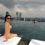 Hương Giang Idol diện bikini khoe dáng đẹp nõn nà ở Singapore