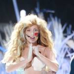 Lady Gaga khỏa thân thay đồ ngay trên sân khấu