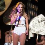Vũ công vỗ mông Jennifer Lopez trên sân khấu