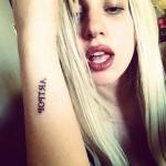 Lady Gaga hé lộ tên album bằng… hình xăm?