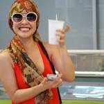 Uyên Linh thất lạc hành lý vẫn tươi cười