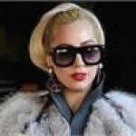Lady Gaga mặc áo lông thú giữa trời nóng nực