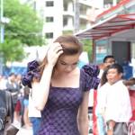 Hà Hồ đội mưa đi quay vòng Đối đầu